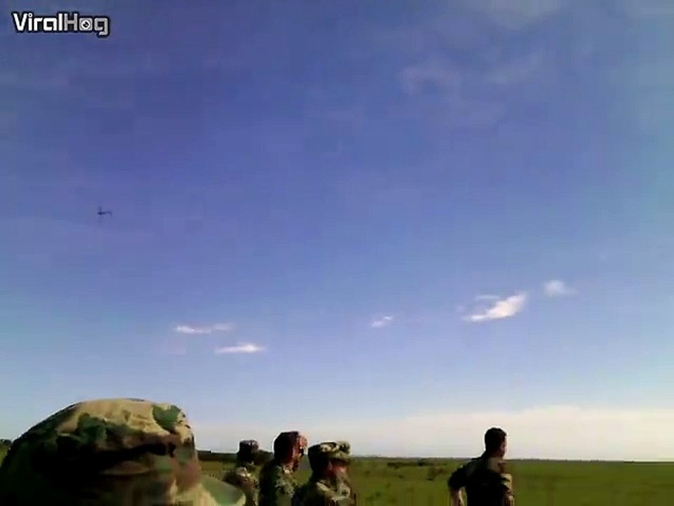 Des avions de chasse passent en rase motte au dessus de soldats... Flippant