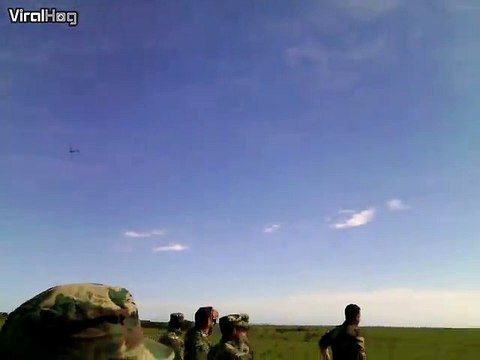 Des avions de chasse passent en rase motte au dessus de soldats... Flippant