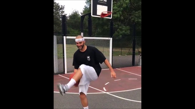 Et hop un double trick shot en basket... Pas mal