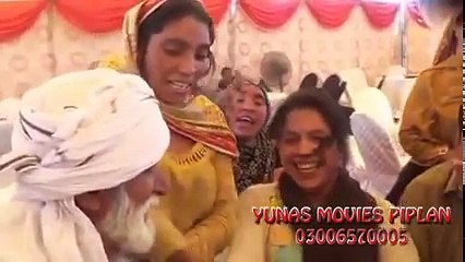 Pakistani Desi Wedding Punjabi Tharki BABA dance with Gori Girl