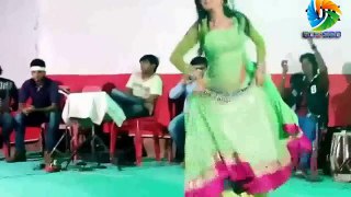 মাথা পুরাই নষ্ট মেয়ের ফিগার এবং নাচ দেখে । Very Hot Bangladeshi Girl Dance 2016