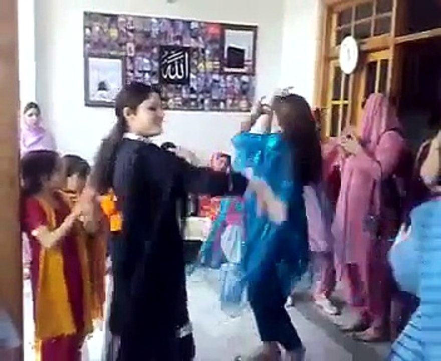 pakistani girls dancing on pashto song