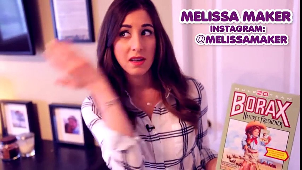 Elle glisse un papier ciré avec du détergent sous son frigo! Regardez bien quand elle le retire! WOH!