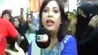 Breaking News !!! Police Constable Slap Female Media Reporter Ko thapar Maar Diya. - YouTube