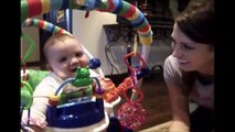 Ce bébé est mort de rire dès qu'il entend ce son!
