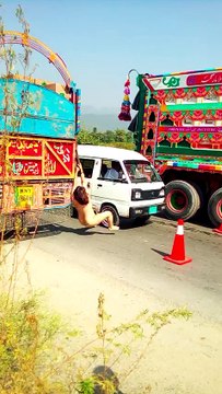 یہ اسلامآباد میں ہو رہا،اس عورت کا کوئی پرسان حال ہے؟ بے حد افسوس و شرم کا مقام ہے کہ اسلامی ملک میں ایک عورت پر کیا بیتی جو وہ اس حرکت پر مجبور ہو گئی،آغا حسن سید و جمال ٹاکو پائم انقلاب