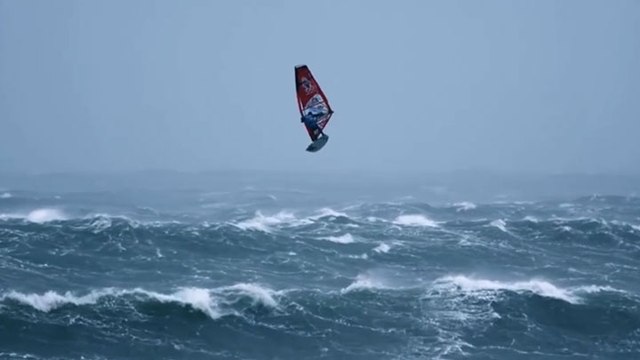 La compétition de planche à voile dans des conditions extrêmes