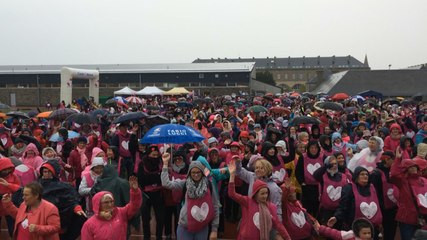 La vague solidaire Roses en Baie submerge la ville