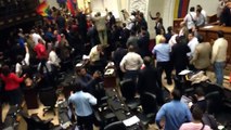 Nadie respeta los poderes en Venezuela. Grupo de personas interrumpen la sesión de la AN
