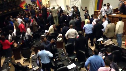 Nadie respeta los poderes en Venezuela. Grupo de personas interrumpen la sesión de la AN