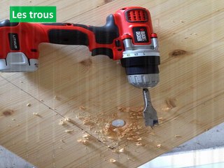 Une maman fait 2 trous dans une table de cuisine IKEA! Son idée est vraiment brillante!