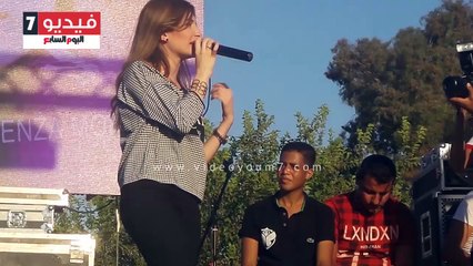 كنزة مرسلى تغنى "ما تيجى هنا" لايف