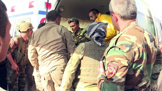 اطباء اكراد يعالجون اعدادا كبيرة من الجرحى في مستوصف ميداني