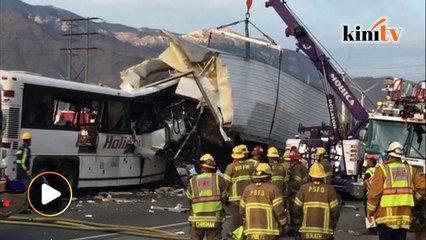 Bas pelancong-trak berlanggar, 13 maut