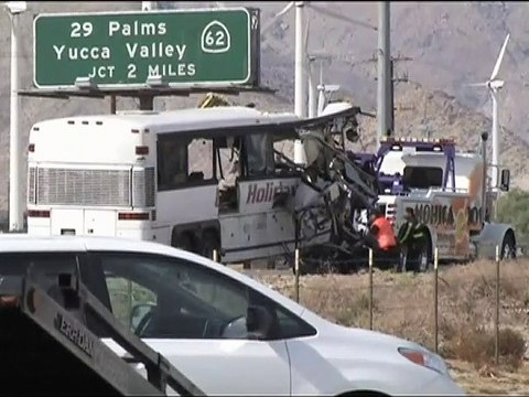 ক্যালিফোর্নিয়ায় বাস ট্রাক সংঘর্ষে নিহত ১৩