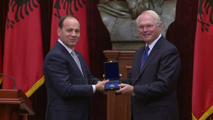 Dekorohet diplomati i parë amerikan në Tiranë - Top Channel Albania - News - Lajme