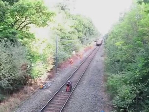 Railway worker saves a drunk man who was trying to get out of the train tracks