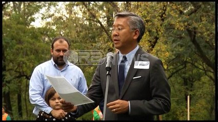 Ora News – Baballarët dhe vajzat, mbjellin pemë si shenjë dashurie e mbështetje