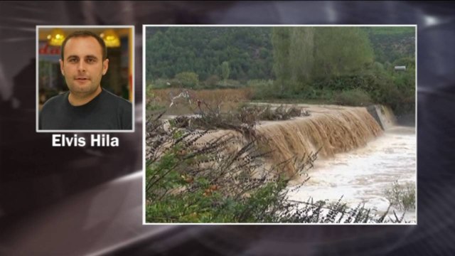 Ora News - Lezha dhe disa fshatra nën ujë, banorët jashtë shtëpive gjatë natës