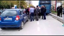 Ora News – Vlorë, bllokues në goma autobusëve nga Kosova, shoferët i heqin me forcë