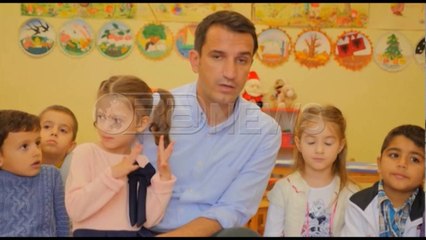 Ora News - Veliaj orë mësimi më fëmijët e kopshtit për ndarjen e mbeturinave