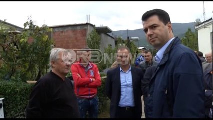 Ora News –Basha në Laç takohet me familjet e përmbytura