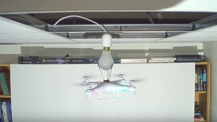 Changer une ampoule avec un drone