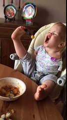 Elle est née sans bras, mais se débrouille très bien avec ses pieds pour manger. Bravo !