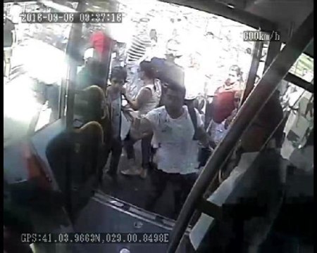 Metrobüs Şoförünün Yolcuyu Bıçakla Yaraladığı O Anlar...