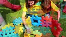 TWIN CHALLENGE! Conjoined Twins Little Tikes Backyard Game ❤ Siamese Twins Build Waffle Blocks House