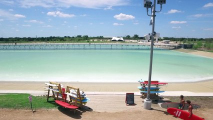 L'incroyable piscine avec des vagues artificielles. Énorme !