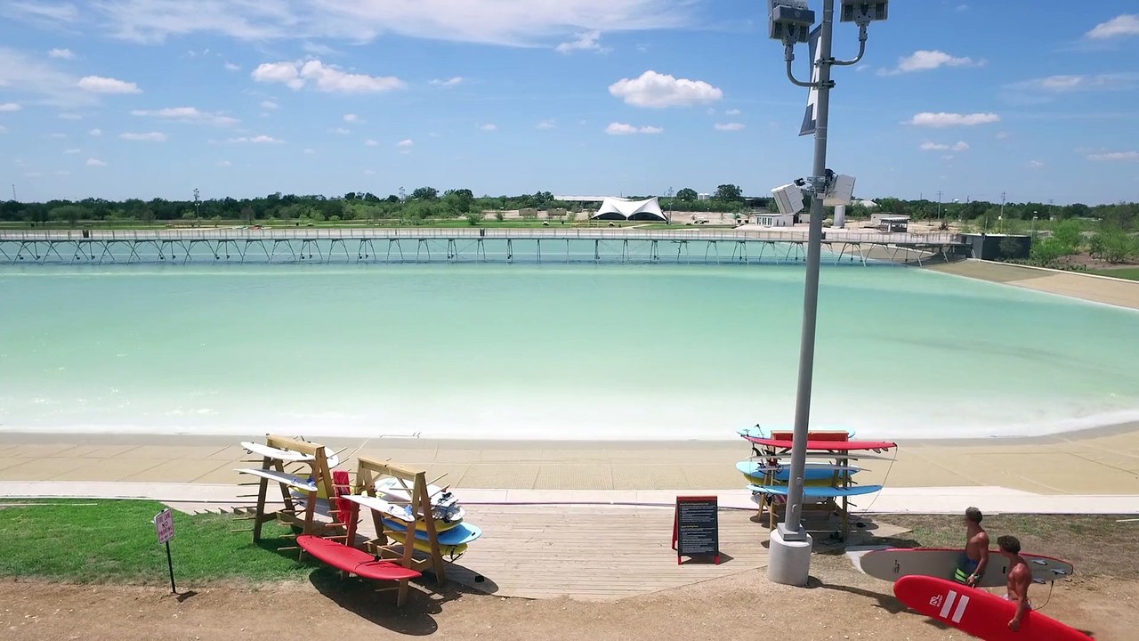 L'incroyable piscine avec des vagues artificielles. Énorme !