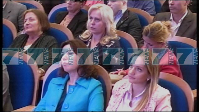 EDI RAMA NJOFTON RRITJEN E PAGAVE ME 10 % PER MESUESIT - News, Lajme - Kanali 8