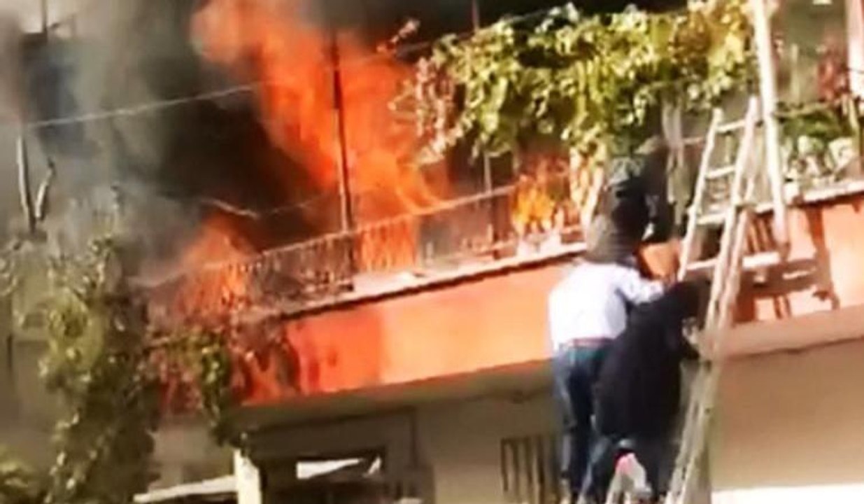 Yaşlı adamı alevlerden son anda komşuları kurtardı