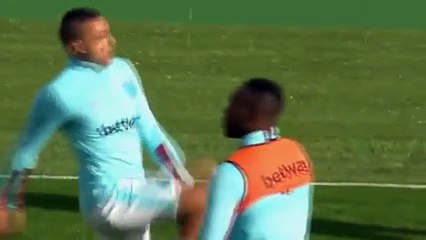 Jogador de seleção faz embaixadinha com chiclete