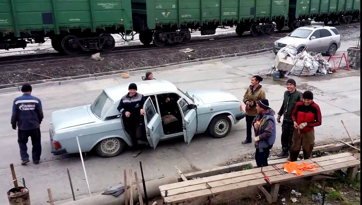 17 personnes dans une seule voiture ? Ces Russes l’ont fait !