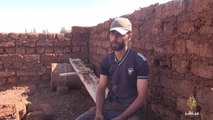 القصف والنزوح وغلاء مواد البناء يعيدون بيوت الطين من جديد في ريف حمص الشمالي