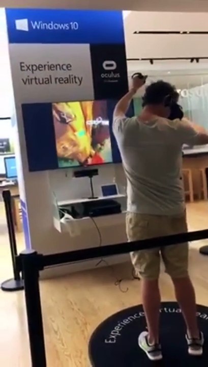 Il tombe lourdement en jouant avec des lunettes VR