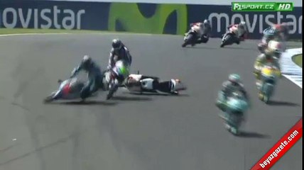 Moto GP 3'te kaza üstüne kaza