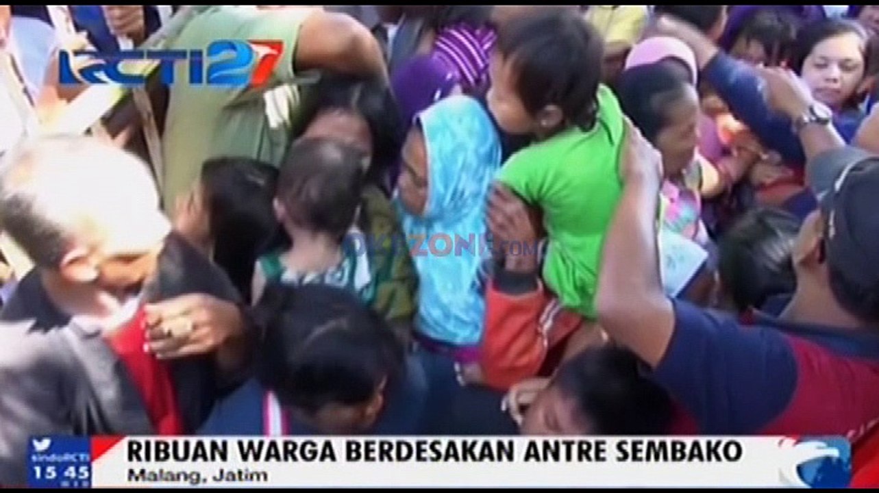 Ribuan Warga Berdesakan Antre Sembako