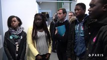 Des collégiens parisiens devant les oeuvres du Fonds Municipal d'Art Contemporain