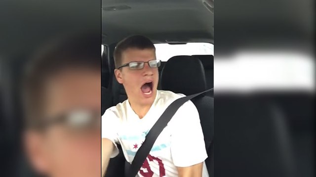 Il chante au volant puis se crashe