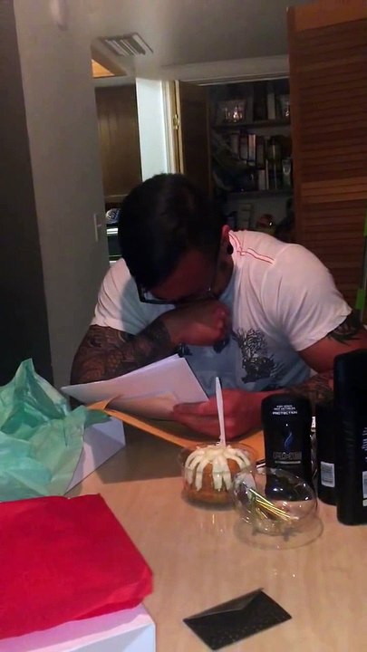 Ce beau-père vient de recevoir le plus beau cadeau de sa vie. Quelle émotion !