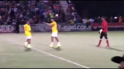 Ronaldinho marca, dá uma sambadinha e leva a galera ao delírio em amistoso nos EUA
