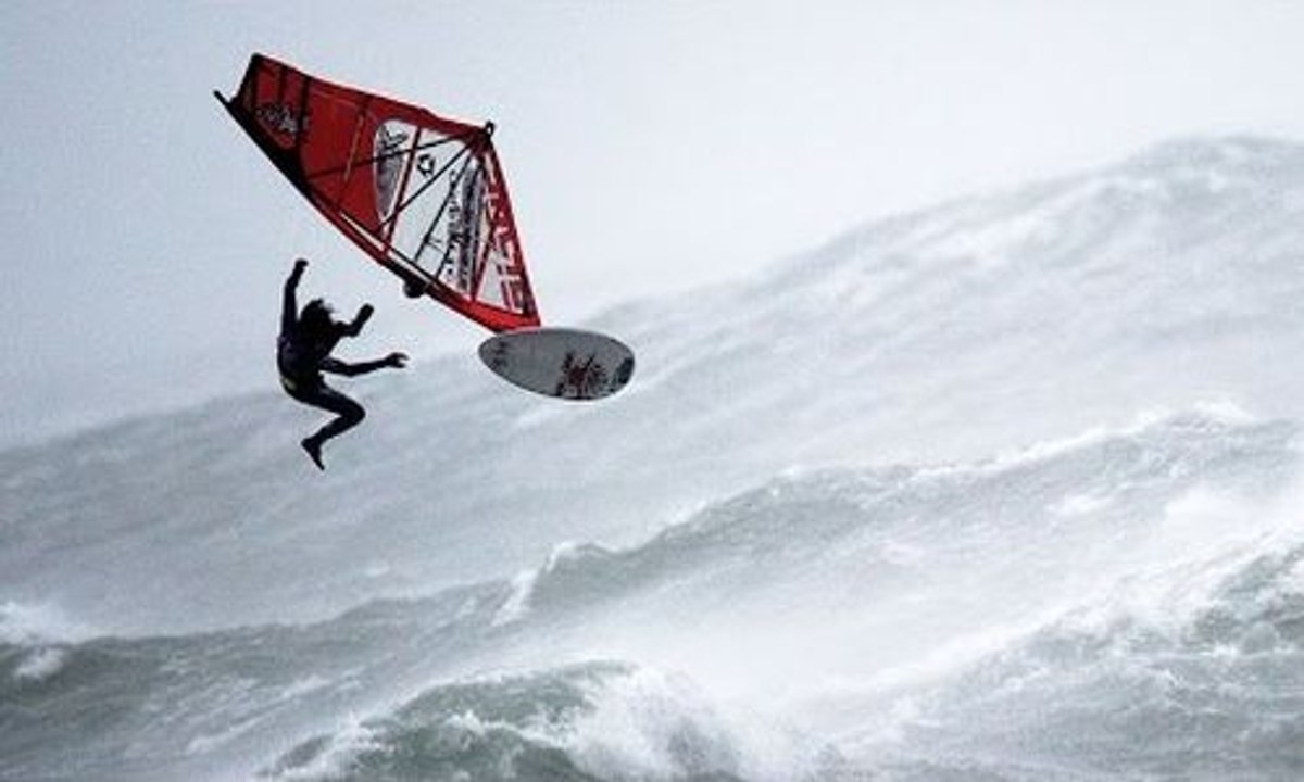 Des sportifs de haut niveau font de la planche à voile par force 10 !