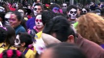 Des squelettes envahissent les rues de Mexico pour le Jour des morts