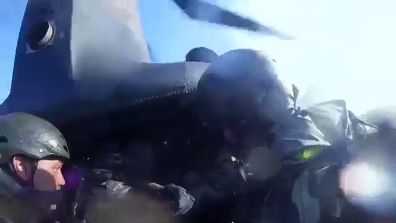 Un hélicoptère de l'armée amerrit et fait embarquer un zodiac des Forces Spéciales !