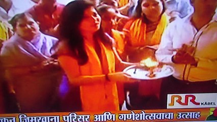 सावनी गणपतीची आरती करताना
