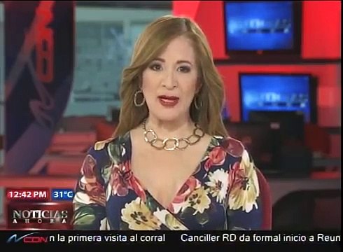 Un Vendedor de chicharrones recoge del suelo y los lava con aguas negras en un contén de la calle