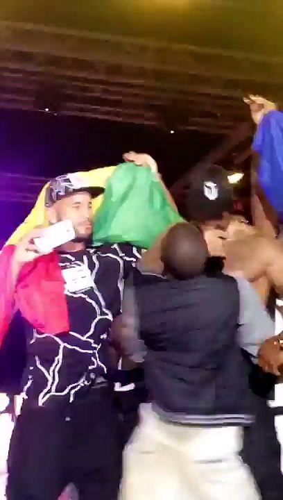 CONCERT A DAKAR - Booba brutalise un jeune fan qui voulait le toucher